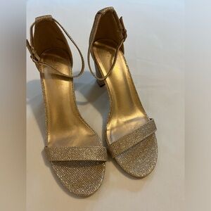 NWOB~ DREAM PAIRS Chunky High Heel Sandals Ankle Strap, GOLD/GLITTER Size 8